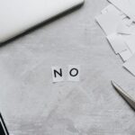 Een recruiter die professioneel een sollicitant afwijst met empathie en begrip.