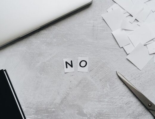 Een recruiter die professioneel een sollicitant afwijst met empathie en begrip.