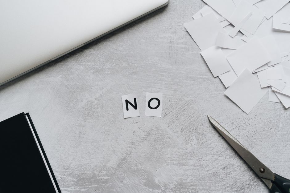 Een recruiter die professioneel een sollicitant afwijst met empathie en begrip.